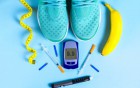 Diabetes Medikamente vor Turnschuhen liegend