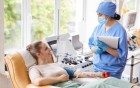 Frau beim Stammzellen Spenden