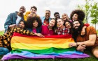 Gruppe von Leuten mit einer Regenbogenflagge