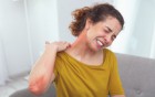 Frau leidet an Neurodermitis