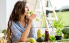 Frau trinkt gesunden Saft