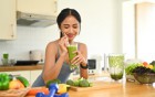 Frau trinkt einen Shake