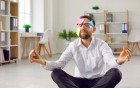 Man sitzt auf dem Boden und meditiert