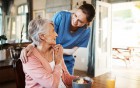 Eine alte Dame und eine Pflegekraft unterhalten sich