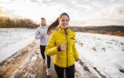 Ein Mann und eine Frau, die im Winter laufen.