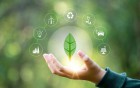 Hand hält grünes Blatt mit Symbolen für Energiequellen für erneuerbare, nachhaltige Entwicklung