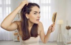 Frau mit Haarausfall