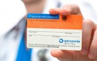 Eine Person haelt einen deutschen Organspendeausweis in die Kamera.