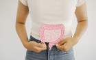 Frau hält Darmmodell vor den Bauch – Symbol für Darmgesundheit