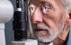 Älterer Mann bei Augenuntersuchung