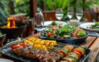Gegrilltes Fleisch und Gemüse auf Grill mit gedecktem Tisch im Hintergrund.
