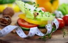 Gesunder Snack mit Gemüse auf Brot, Maßband im Vordergrund.